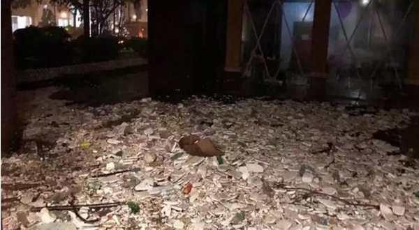 积水上漂浮着各种塑料瓶、塑料泡沫，令人作呕。