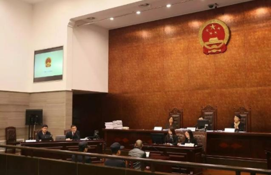  庭审现。10名被告人出庭受审